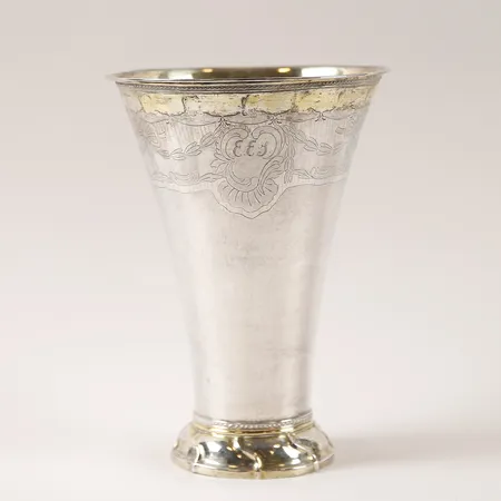 Simson Ryberg, rokoko, Stockholm, 1772, delvis förgylld, dekor av rocailler, bladgirlanger och bandrosetter, på klockad fot med vridna knäckar, höjd 23,5cm, äldre gravyr, åldersbetingat slitage, förstärkt botten, silver. Vikt: 507,4 g