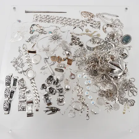 Silverskrot smycken, defekt, graverat, något ostämplat silver med en del stenar Vikt: 817 g