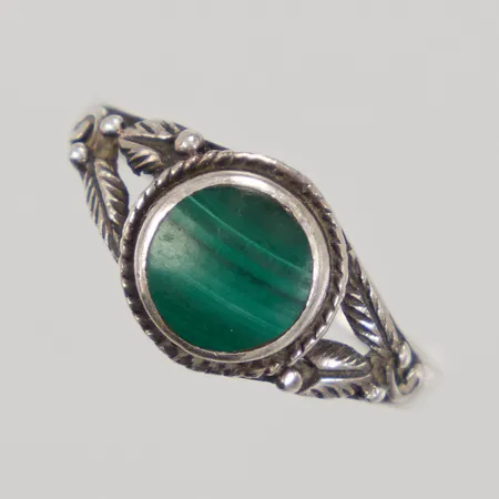 Ring, grön sten, troligen malakit, stl 17, bredd 1,7-9,3mm, Silver 925/1000 Vikt: 2,1 g