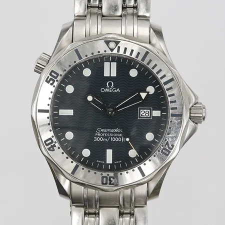 Herrur Omega Seamaster Professional 300M, stål, quartz, serienummer 56746308, ca 1998, inga tillbehör, slitage, repor och märken samt mindre nagg vid glasets övre kant.