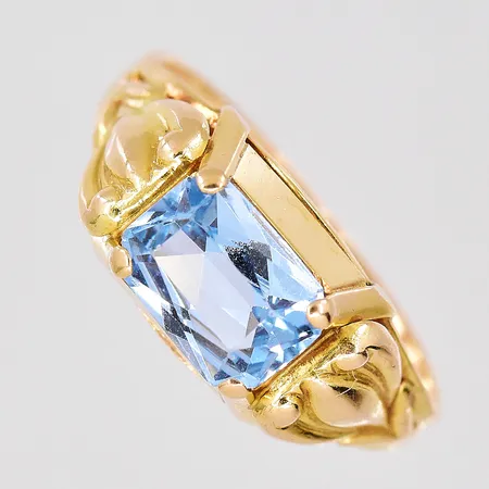 Ring, stl 17, ljusblå sten 6x8mm, nagg finns, 18K Vikt: 2,7 g