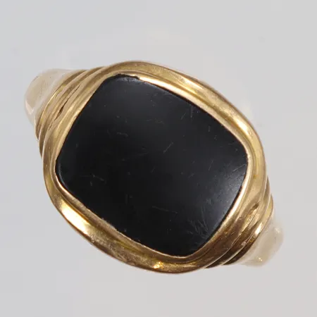 Klackring med svart sten, stl 21½, bredd 2-15mm, gravyr, slitage, 18K Bruttovikt: 4,9g Vikt: 4,9 g