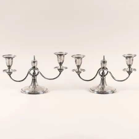 Ett par ljusstakar, Sheffield 1912, höjd: 13,5cm, bredd: 23cm, fyllda, 925/1000 silver. Bruttovikt: 1533,5g Vikt: 0 g