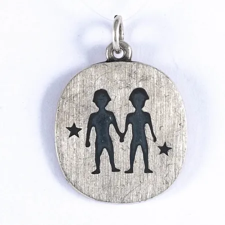 Hänge i silver (830/1000): Stjärntecken "Tvillingarna". Det är 19,5 mm brett, 27,5 mm långt inkl. ögla och väger 3,9g. 