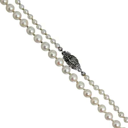 Pärlcollier, doserad modell, odlade sötvattenspärlor Ø3,5-6 mm, blåvitrosa ton, god lyster, lås i silver 830/1000 med Markasiter (samtliga i behåll), låsets storlek 8x15 mm, längd 78 cm Vikt: 20,1 g