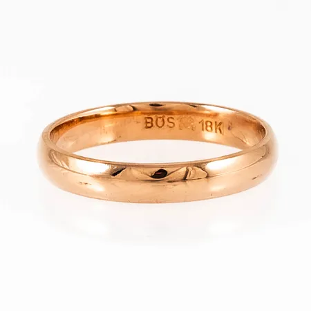 Slät ring i 18K guld. Den är i storlek 17½, är 3,5 mm bred, 1,3 mm hög och väger 3,2g. Kupad insida. Stämplad BÖS (Schalins Ringar, Östersund), 18K & kattfot. Ingen personlig gravyr. Fint skick- spegelblank.