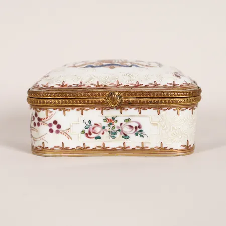 Skrin, Rokokostil, Samson, Frankrike, 1900-tal, bemålat porslin, motiv av vapensköld, mässingsbeslag, längd 15x11x8cm, mindre ytslitage.     