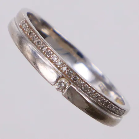 Ring stl 19¼, bredd 2,8-3,8mm, briljantslipad diamant 1x ca 0,04ct, 22st åttkantsslipade diamanter totalt ca 0,10ct, GHA, vitguld, 18K Vikt: 3,6 g