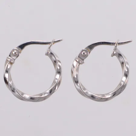 Ett par örhängen creoler Ø ca 15mm, bredd 1,9mm, vitguld, 9K Vikt: 0,7 g