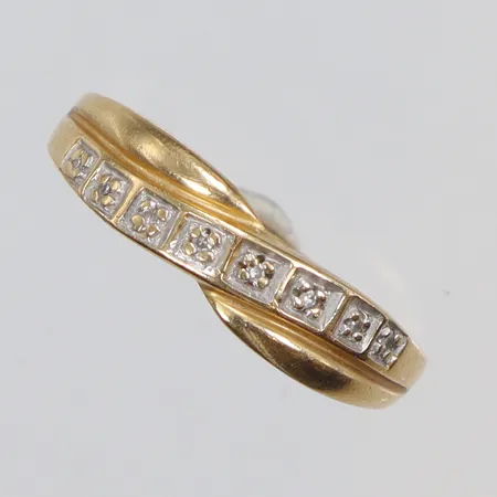 Ring med diamanter totalt ca 8x0,005ct, 17¾, bredd 1-4mm, 18K Vikt: 2,4 g