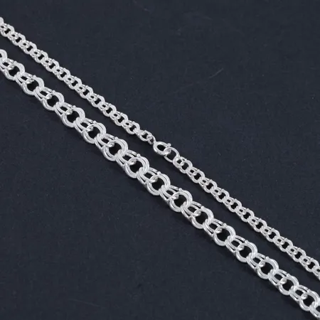 Collier, Bismarck i silver (925/1000). Det är 45 cm långt, 4,5 - 8 mm brett och väger 14,8g. Mycket fint skick. Springring.