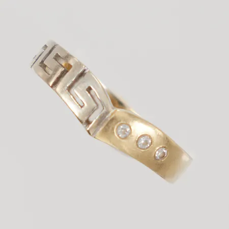 Ring med vita stenar, stl 18½, bredd 2,7-5,5mm, nagg, repor, gul/vitguld, 14K, Vikt: 3 g