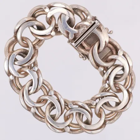 Armband, Bismarck, 19cm, bredd 21mm, Köping år 1967, gravyr på insida lås, 830/1000 silver Vikt: 94,3 g