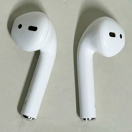 Ett par Airpods 2nd generation serienr H3PL2JSYLX2Y, laddare, originalask