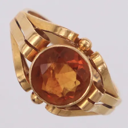 Ring med brun sten, stl 18¼, bredd 3-12mm, sliten sten, 18K Vikt: 4,6 g