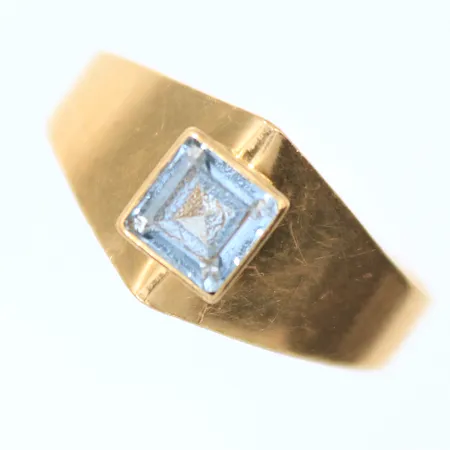 Ring med blå sten, stl ca 18, bredd 3-9mm, 18K, 3,5g Vikt: 3,5 g