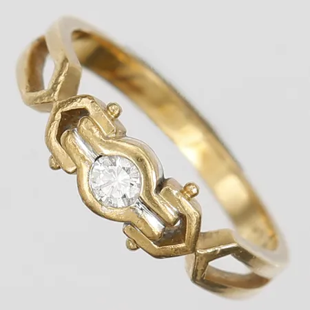 Ring med diamant ca 0,12ct, stl 19¼, bredd 2-6mm, 18K Vikt: 4,5 g