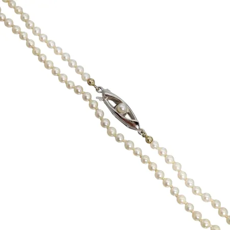 Pärlcollier, jämnbred modell med lås i 18K vitguld, låsets storlek 5 x 18,5 mm, collierets längd knäppt 73 cm, odlade pärlor Ø 3 mm, blåvitrosa ton, god lyster