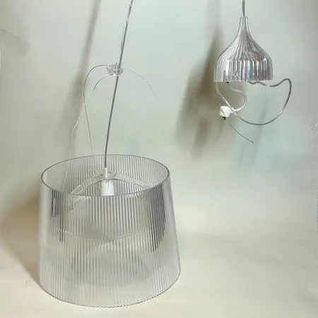 Lampa Kartell Gè Pendel, designer Ferruccio Laviani, hårdplast höjd 26cm, Ø31cm, klar transparent, sladd ca 95cm, ej funktionstestad Skickas med postpaket.