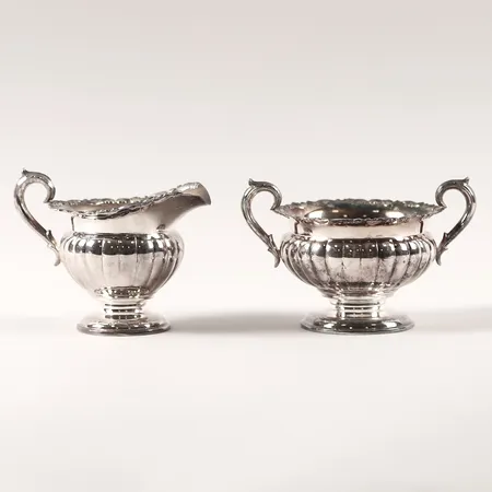 Sockerskål och gräddkanna, rokokostil, finska stämplar, 1989, höjd 8,5-9,5cm, slitage, silver. Vikt: 239,8 g