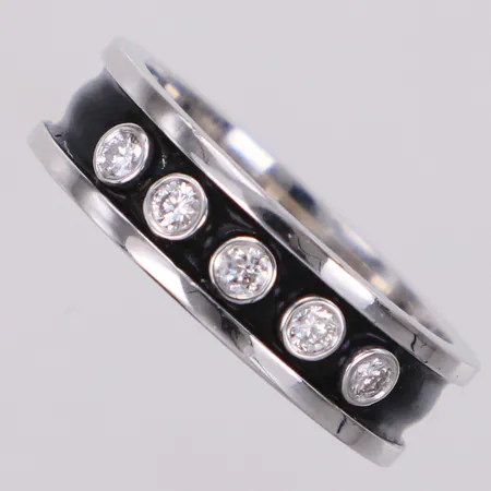 Ring med briljantslipade diamanter ca 0,20ctv, TW/VVS, stl 17¼, bredd 5,8mm, Dan Tillberg, Saltsjöbaden, år 1992, svart emalj, vitguld 18K Vikt: 6,8 g