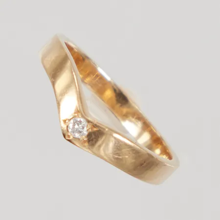 Ring, diamant 1x ca 0,04ct, stl 16¼, bredd 2,5-3,6mm, STS år 1995, 18K Vikt: 3 g