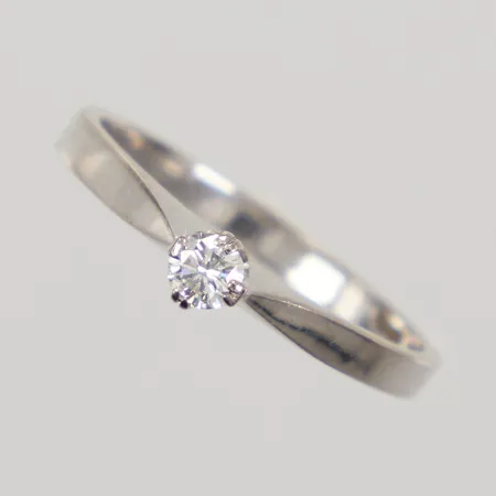 Ring, diamant 1x ca 0,12ct ca W enligt gravyr, stl 16¾, bredd ca 2,1mm, vitguld 18K Vikt: 1,9 g
