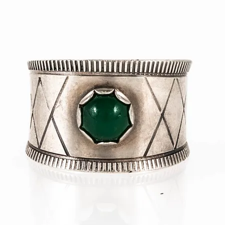Ring i silver med grön sten (troligen agat). Den är i storlek 17¼, är 8 - 13 mm bred och väger 3,8g. Stämplad M9 (1962), ALTON, Falköping, silver & kattfot. Svaga repor på stenen. 