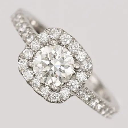 Ring med briljantslipade diamanter, mittsten ca 0,50ct, kvalitet ca Cr-TCa(J-K)/VS, sidostenar 32 x ca 0,01ct, kvalitet ca TW-W(G-H)/VS, stl: 15¼, Platina Vikt: 4,2 g
