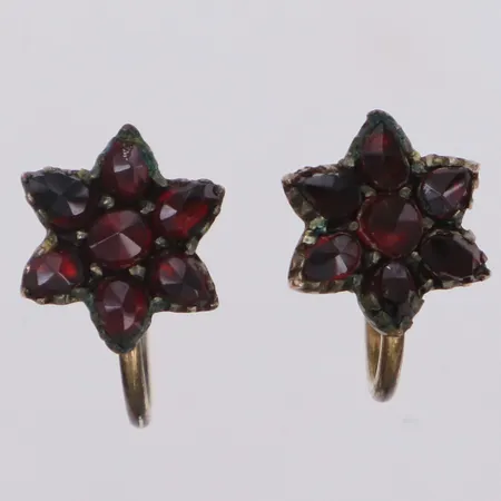 Ett par örhängen med granater, längd 14,4mm, skruvlås, förgyllt silver Vikt: 2,2 g