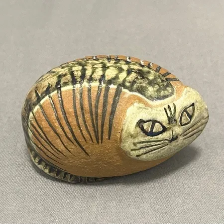 Figurin Katt, ur serien Lilla Zoo, Lisa Larson, Gustavsberg, höjd ca 5,5cm, längd 9cm, stengods, osignerad.