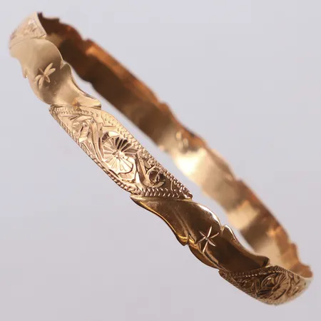 Armring, Ø 66mm, bredd 5,8-7,3mm, mönsterdekor, ostämplad 18K Vikt: 16,6 g