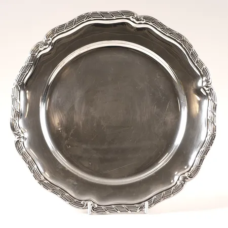 Fat rokokostil, Malmö, 1937, konturerad kant, Ø29cm, slitage, otydlig tillverkarstämpel, silver.  Vikt: 417,5 g