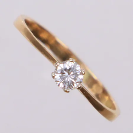 Ring med briljantslipad diamant ca 0,23ct, stl 18, , finska stämplar, naggad skena, skeva klor, 18K Vikt: 1,5 g