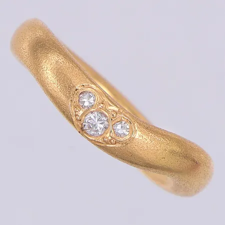 Ring, diamanter 1 x ca 0,06ct brilliant + 2 x ca 0,02ct 8/8slipade, stl 16¼, Arktis-smedjan, 18K Vikt: 10,8 g