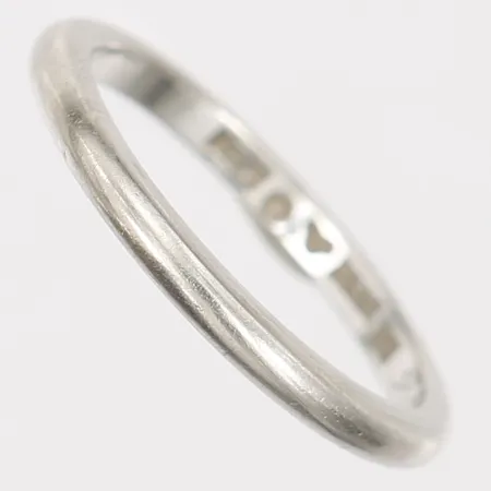 Ring, slät, stl: 17¾, gravyr, 18K vitguld Vikt: 3,6 g