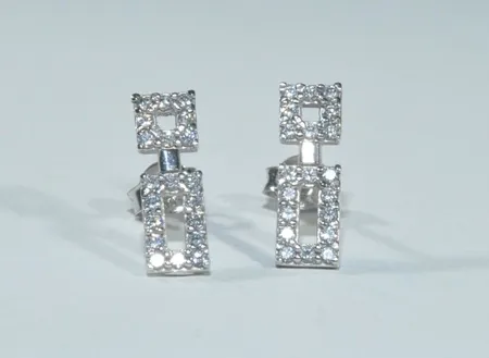 1P.Örhängen vitguld med diamanter 14k 1,3gr L1,3cm L300102 V18780 Vikt: 1,3 g