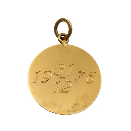 Hänge Bricka, 18K guld, graverad Vikt: 0,9 g