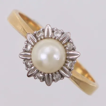 Ring med pärla och vita stenar, stl 17½, bredd 1,9-9mm, 18K Vikt: 3,4 g