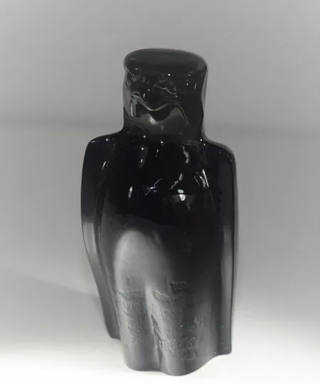 Glaspjäs World Wildlife Fund 1975 kosta Sweden Svensk Glas. Limited To An Edition Of Eicht Thousand. Mörk grön ser man vid ljuset. Höjd 17 cm vikt 1,295 kg , litet nagg på baksidan av huvudet, se sista bilden Vikt: 1,3 g Skickas med postpaket.