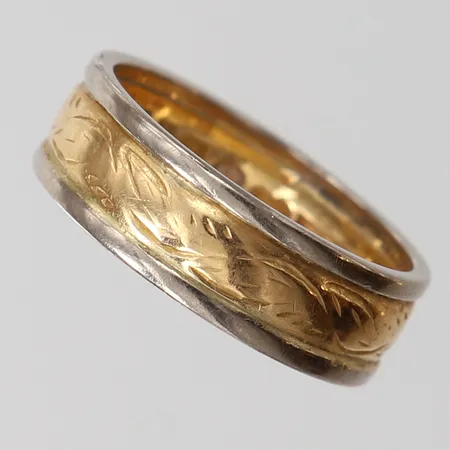 Ring med dekor, stl: 17, bredd 6mm, tvåfärgat 18K.  Vikt: 5,7 g