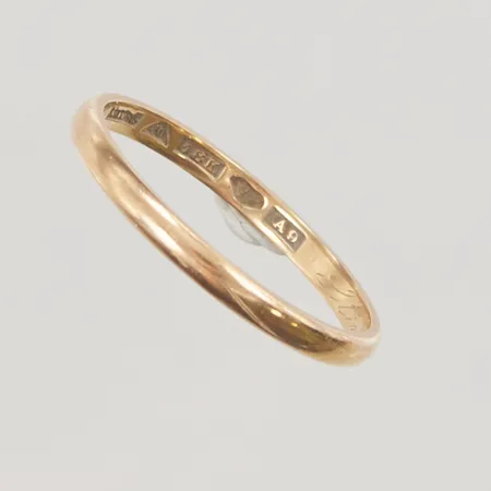 Ring, slät, Ø23½, bredd: 2,7mm, gravyr, 18K, 3,9g.