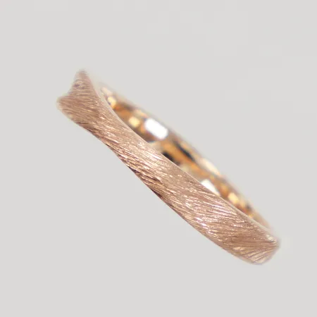 Ring, stl 15½, borstad dekor, bredd 2-3mm, roséguld 18K Vikt: 2,5 g