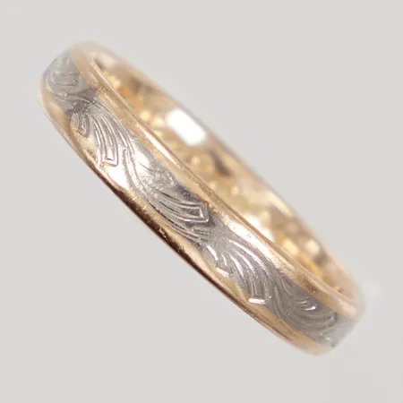 Ring, stl 19¼, bredd 4mm, dekor i vitguld, gravyr, slitage, Schalin 18K Vikt: 4,5 g