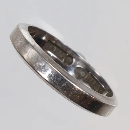 Ring, slät, stl 15¾, bredd 3mm, gravyr, vitguld 18K Vikt: 3,3 g