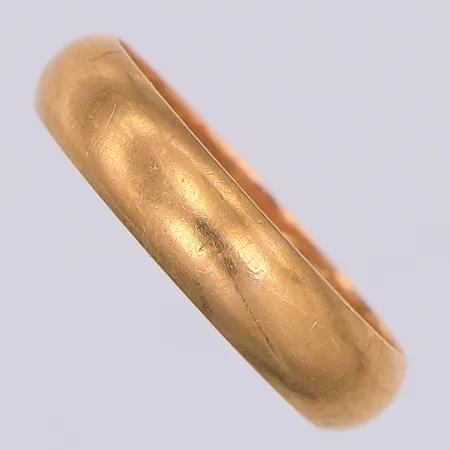 Ring, slät, stl 18½, gravyr, 18K Vikt: 4,8 g
