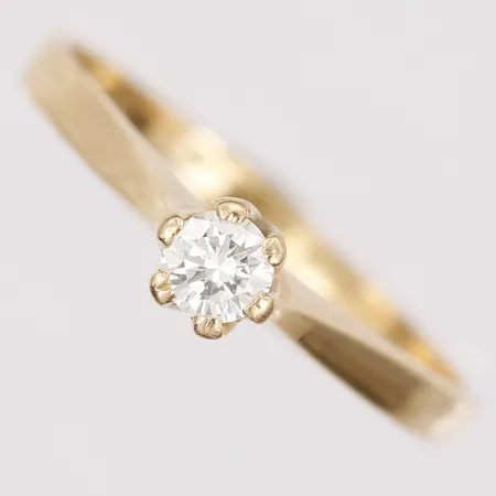 Ring med briljantslipad diamant, 0,20ct enligt gravyr, kvalitet ca TW-W(G-H)/VS, stl: 18, slitna stämplar, 18K guld Vikt: 2,4 g