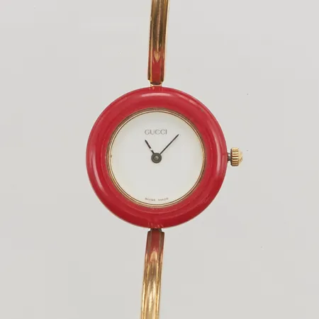 Damur Gucci med 10 utbytbara färgringar, Ø26mm, referensnummer 11/12.2, serienummer 0865182, gulmetall, box, behov av batteribyte, slitage, ytliga repor, box med mindre skador.