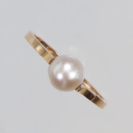 Ring med odlad pärla, stl 17¾, bredd 1,5-6mm, 18K Bruttovikt: 2,3g