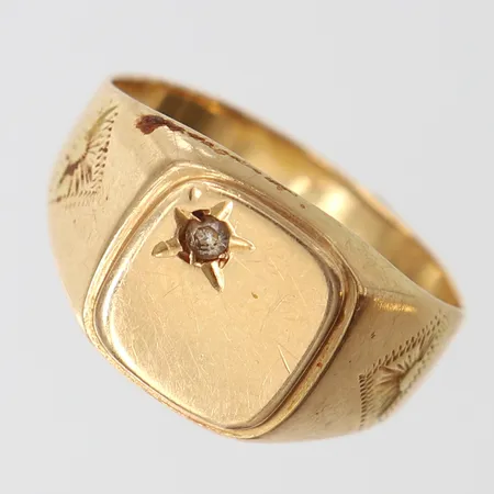 Klackring med sten, stl: 18¼, bredd 3,5-11,5mm, skev, 18K.  Vikt: 4,5 g